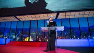Festival de Cannes: Justine Triet oublie son prix sur scène, Jane Fonda lui jette dessus (vidéo)