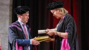La reine Mathilde nommée docteur honoris causa de l’université de Hasselt (photos)