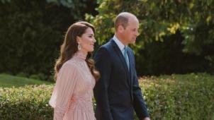 Le geste d’agacement du prince William face à Kate Middleton lors du mariage d’Hussein de Jordanie (vidéo)