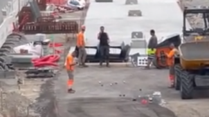 Scène insolite à Liège: des ouvriers jouent à la pétanque sur le chantier du tram