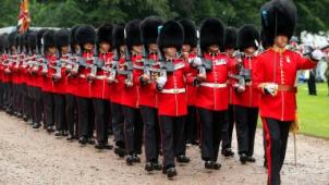 Au moins trois gardes royaux britanniques se sont effondrés à cause de la chaleur (vidéo)