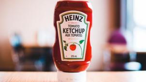 L’astuce imparable pour enfin parvenir à vider le fond de la bouteille de ketchup
