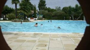 France : une piscine toute neuve se vide toute seule