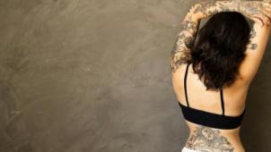 Burnout, reconversion, émancipation : comment le tatouage est devenu la norme ?
