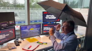 Gaëtan Vigneron obligé de sortir le parapluie dans la cabine pour commenter le GP du Canada (vidéo)