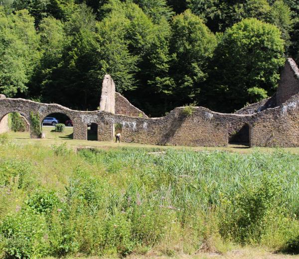 Les jolies ruines de la halle au charbon de bois, plus grand vestige de l’activité sidérurgique à Montauban.