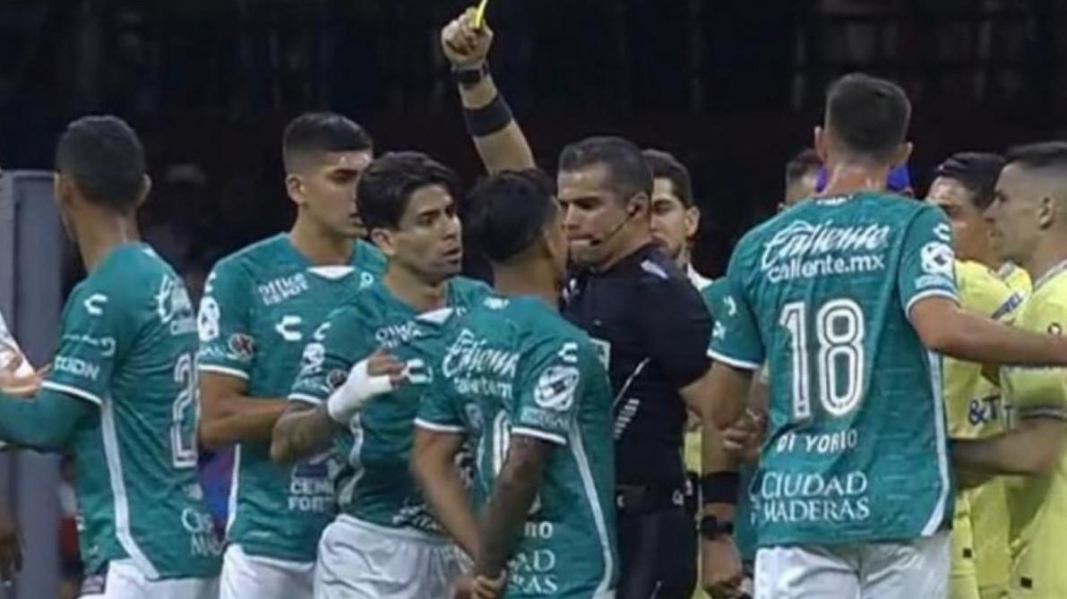 Árbitro mexicano sancionado duramente por golpear a jugador en pleno partido (videos)