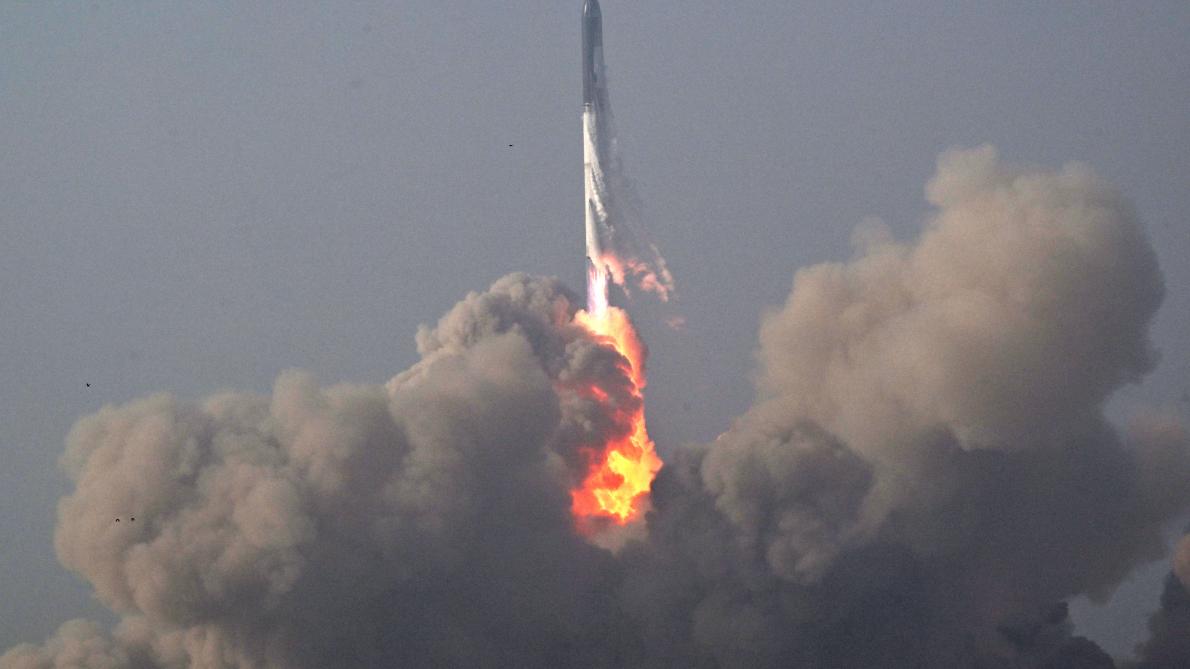Starship, il razzo più grande del mondo, esplode in volo dopo il suo primo decollo