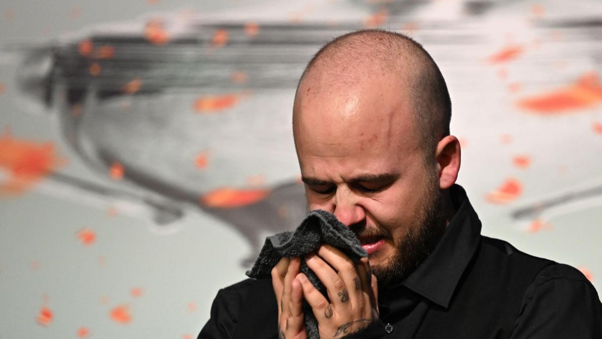 Luca Precel piange dopo aver vinto il titolo mondiale di biliardo: è straordinario