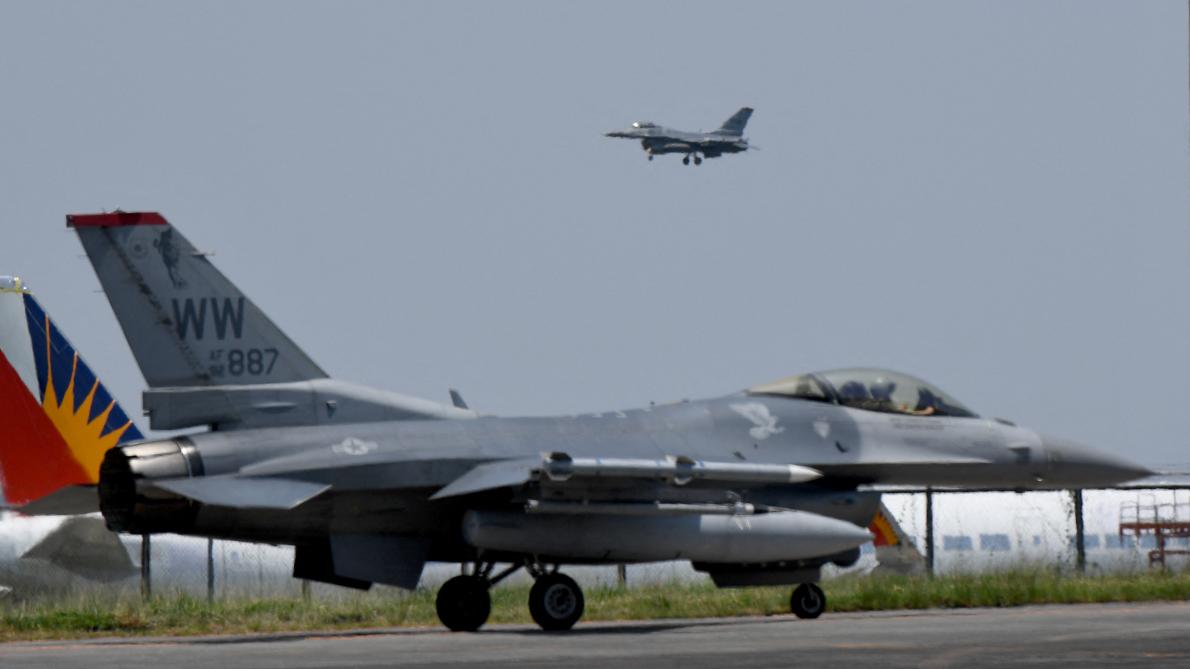 Zelensky al G7: il trasferimento degli F-16 in Ucraina “comporta enormi rischi”, avverte la Russia