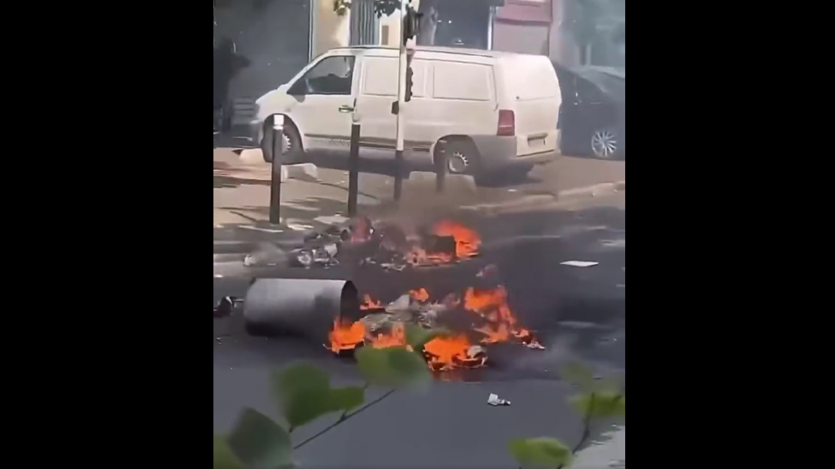 Sale la tensione a Nanterre dopo che un 17enne è stato ucciso da colpi di arma da fuoco della polizia (VIDEO)