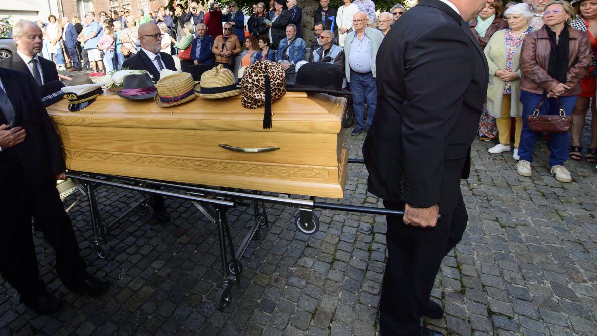 De nombreuses célébrités dont le prince Laurent présentes aux funérailles de Lou Deprijck (photos)