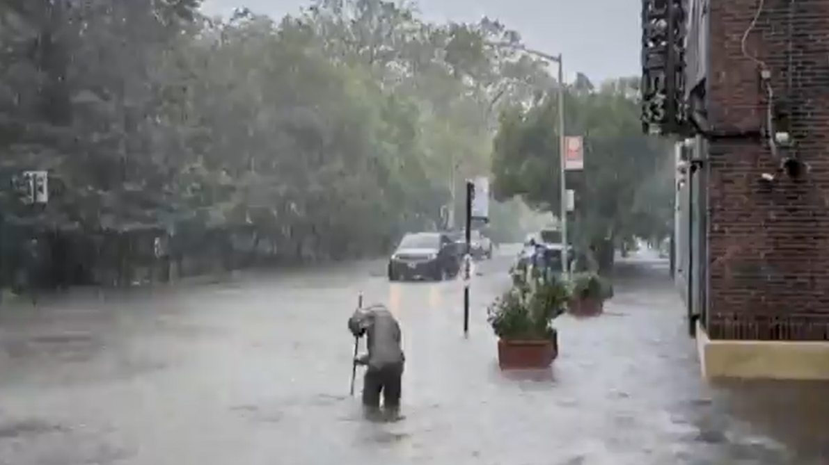 Inondation à New York: la technique étonnante d’un homme pour enlever l’eau de sa rue (vidéo)