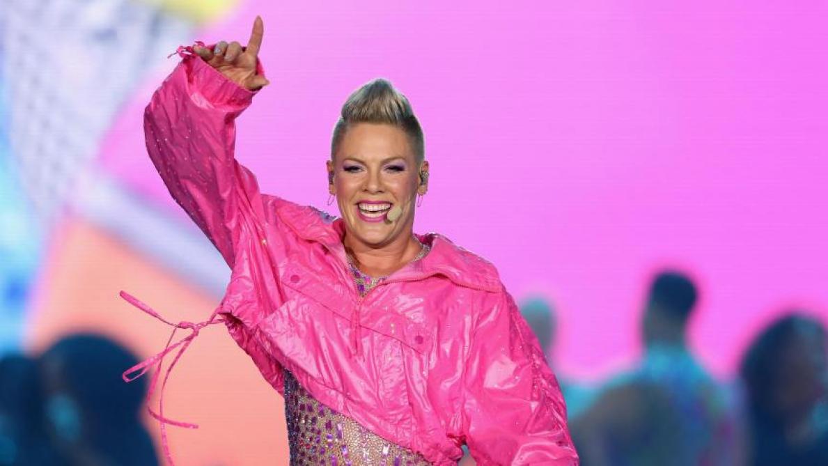 La chanteuse Pink distribue 2 000 livres censurés par l'État de Floride  lors de ses concerts à Miami