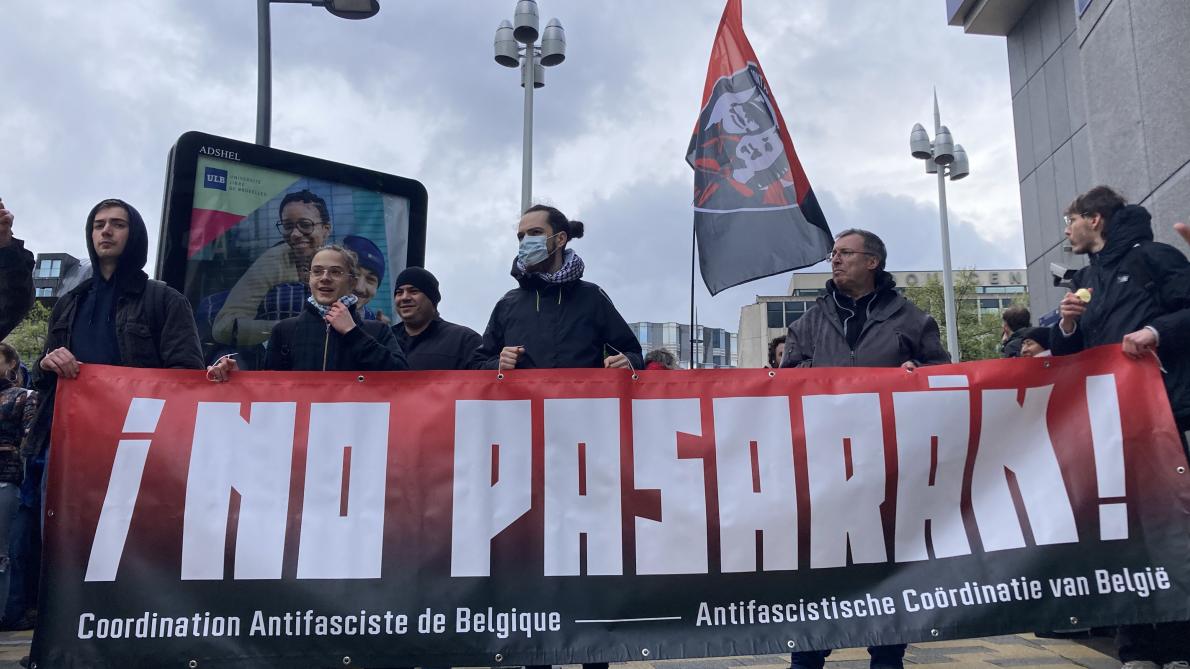Une centaine de manifestants contre la conférence entre élus d’extrême droite à Bruxelles (photos)