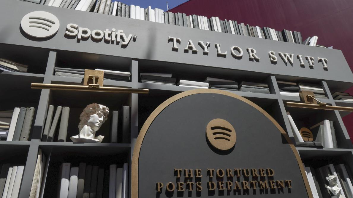Taylor Swift laisse apparaître des indices sur son nouvel album à Los Angeles (photos)