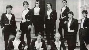 David Cameron (2
e
 à partir de la g. en haut) et Boris Johnson (en bas à dr.) au Bullingdon Club, une photo historique. © D.R.