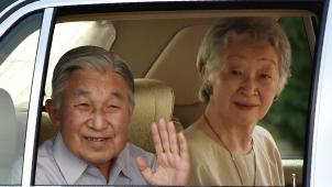 Selon la presse nippone, l’empereur n’aurait informé que l’impératrice Michiko et le prince-héritier Naruhito de ses intentions d’abdiquer. © AFP / K. Nogi