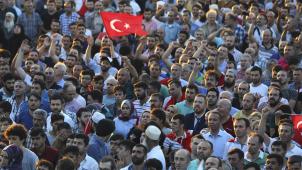 Des partisans du président turc Tayyip Erdogan à l’aéroport d’Atatürk. Photo Reuters