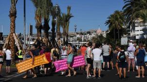 Image surréaliste, vendredi, sur la Promenade des Anglais, à Nice. Alors que presque tout le monde cherchait à voir le camion-tueur, quelques touristes, eux, se rendaient  à la plage, comme si de rien n’était...