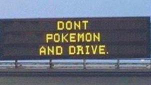 La folie Pokémon Go inquiète. Au bord des routes, les messages de prévention se multiplient.