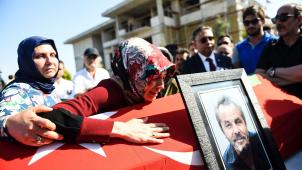 Toute la douleur des proches  lors de l’enterrement de victimes de la tentative du coup d’Etat, dimanche à Istanbul.