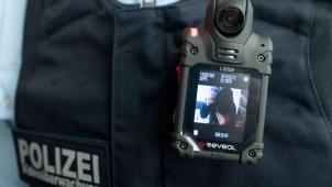 Les policiers belges pourront porter une «
body-cam
» durant leurs opérations, à l’instar de leurs collègues allemands.