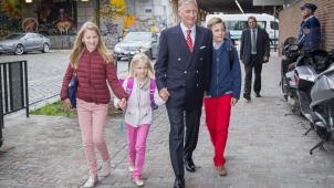Le roi Philippe,  en bon père de famille,  accompagne ses enfants  (de gauche à droite) Elisabeth, Gabriel et Eléonore  à l’école.