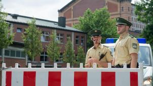 La police allemande devant les portes du Bayreuth Festival © Reporters
