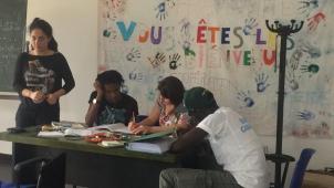 L’apprentissage de la langue aux réfugiés est l’une des activités que propose, sur son site, la société « Projects Abroad » dans le cadre  de son projet en Italie.