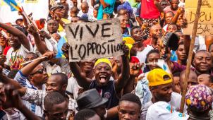 Etienne Tshisekedi a rassemblé des milliers de personnes, dimanche à Kinshasa, pour son premier meeting depuis son retour au pays. 
Une popularité lorgnée par les autres «
poids lourds
» politiques...