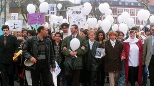 Dans la continuité de la Marche Blanche qui rassembla environ 300.000 personnes dans les rues de Bruxelles 
le 20 octobre 1996, le «
mouvement blanc
» a fortement pesé sur la société belge.