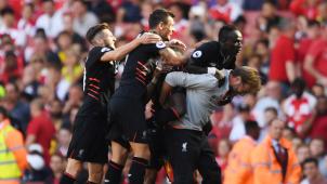 La joie des joueurs de Liverpool après le but de Mané, ici sur l’entraîneur des Reds Jurgen Klöpp. © Reuters/Tony O’Brien
