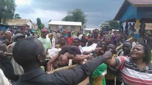 C’était ce week-end à Béni : une femme blessée était transportée à l’hôpital dans un grand chaos.