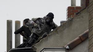 Le 16 novembre 2015, des policiers investissent par le toit une maison  de la rue Delaunoy à Molenbeek,  à la recherche de complices des auteurs des attentats de Paris.