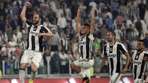 Gonzalo Higuain et les joueurs de la Juventus fêtent leur première victoire en Serie A. © Reuters/Max Rossi