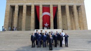 Un pays en quête d’apaisement intérieur
: le Premier ministre Binali Yildrim (à l’avant-plan) et les membres du Conseil militaire suprême se sont rendus, mardi, au mausolée de Mustafa Kamal Ataturk, fondateur de la République laïque.