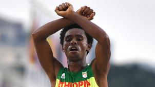 Feyisa Lilesa a terminé son marathon par le geste adopté par les manifestants en Ethiopie. © Olivier Morin/AFP