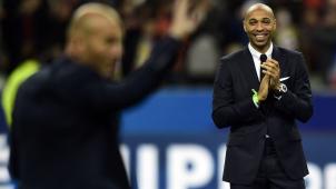 (FILES) This file photo taken on March 26, 2015 shows former French international football player Thierry Henry (R) applauding on the pitch prior to the friendly football match France vs Brazil, at the Stade de France in Saint-Denis, north of Paris.
Former France star Thierry Henry has been named as the new assistant coach of Belgium, the national coach Roberto Martinez announced on August 26, 2016. / AFP PHOTO / FRANCK FIFE