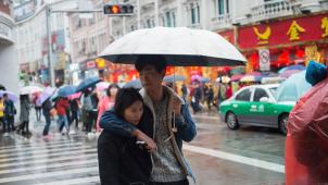 Un jeune couple dans les rues de Xiamen
: «
Les sentiments détachés du matériel sont à peine en train de naître
», constate Dorian Malovic. © Reporters