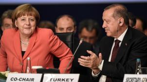Angela Merkel et le président turc Erdogan au sommet humanitaire d’Istanbul en mai dernier
: des relations tendues. © Reuters