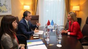Lors du sommet européen, Federica Mogherini, chef de la diplomatie européenne, s’est entretenue avec le ministre turc Omer Celik. © Reporters
