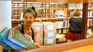 Aucun tri important depuis 30 ans... Les bibliothécaires terminent le déménagement de près de 50.000 livres. © Coralie Cardon