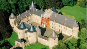 En terre gembloutoise, Corroy est le grand château médiéval de plaine en Europe. Si l’endroit est depuis le début du XIX
e
 siècle la demeure des marquis de Trazegnies, son histoire remonte au XIII
e
 siècle. © D.R.