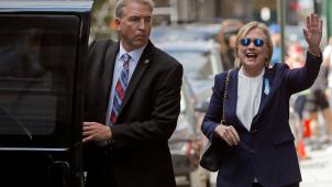 Hillary Clinton à la sortie de l’appartemment de sa fille, à New York, où elle est aller se reposer après son malaise. A ce moment, elle n’a pas encore révélé être diagnostiquée pour une pneumonie. © Reuters.