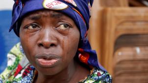 Une jeune congolaise pleure son mari qui serait décédé durant l’assaut du quartier général du parti d’opposition UDPS.