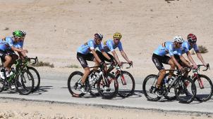 Le désert et la chaleur seront les premiers adversaires des coureurs. Dont les Belges, emmenés ici par Tom Boonen et Greg Avermaet. © Vincent Kalut/Photo News