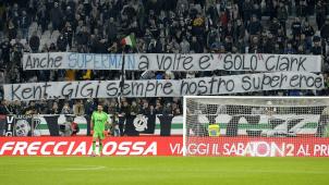 Buffon soutenu par ses supporters. © Photo News