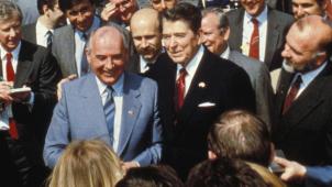 Qui l’eût cru ? Le 31 mai 88, Reagan et Gorbatchev se baladent comme de vieux amis sur la Place Rouge ©Belga