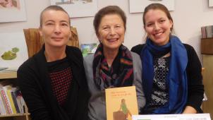 Tania Farkh et Aurélia Higuet entourent Colette Nys-Mazure pour lancer le livre «
Ma maison, c’est là où je vis
» qui aborde, pour les enfants, le thème délicat des réfugiés. © J.-P. D.V.